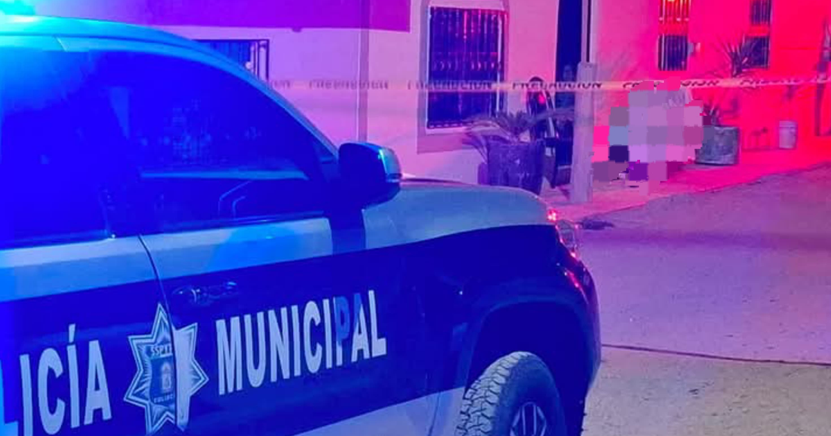 Escena del crimen en la calle León con manchas de sangre y casquillos percutidos tras un ataque armado.