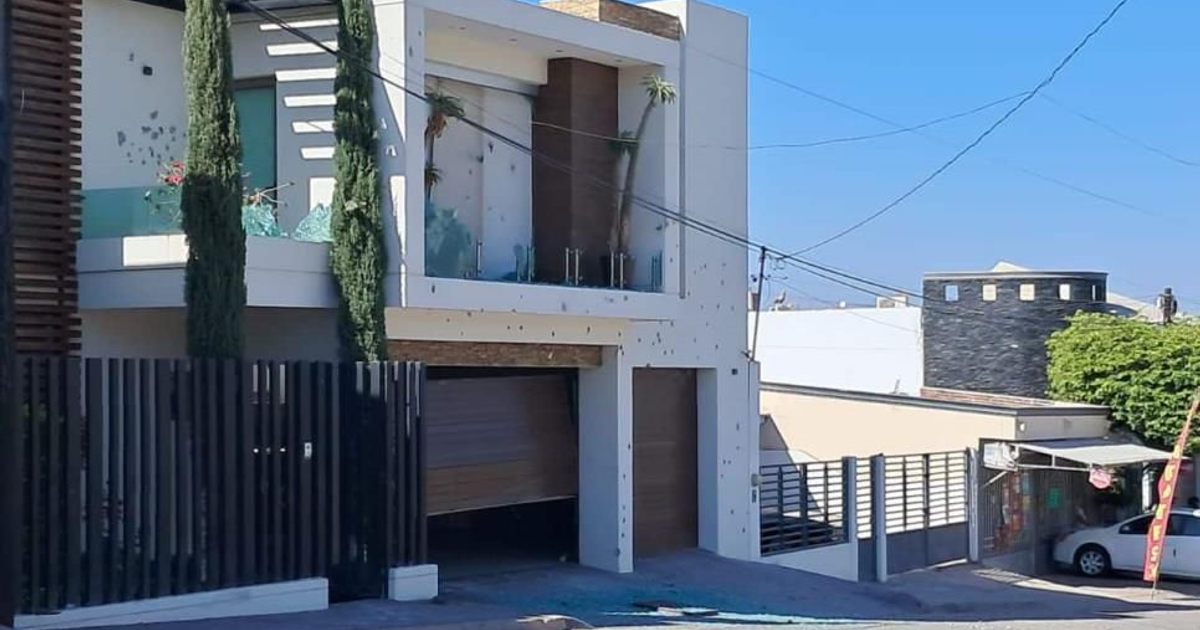 Casa moderna con fachada dañada en Culiacán, escena de un ataque armado