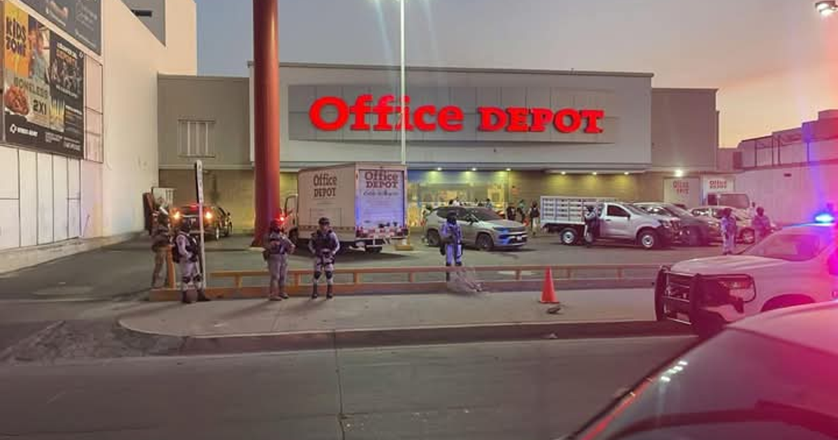 Establecimiento de Office Depot en Culiacán con vehículos policiales tras tiroteo
