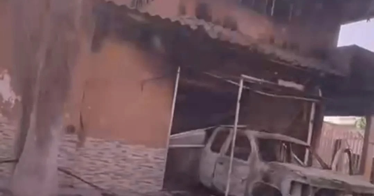 Edificio con daños y vehículo quemado tras ataque armado en Escuinapa