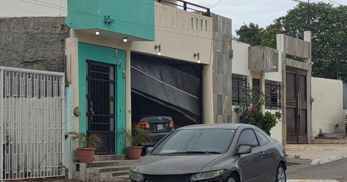 Calle residencial en Culiacán con casas y un automóvil gris, escenario de recientes agresiones armadas.