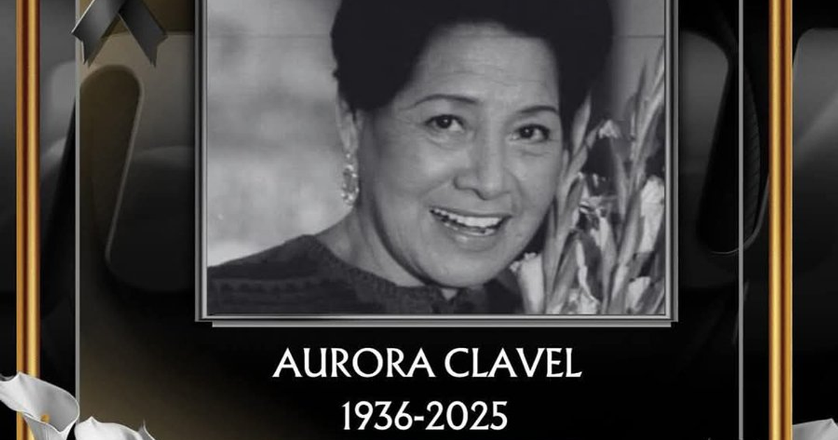 Homenaje a Aurora Clavel con lazo negro y flores