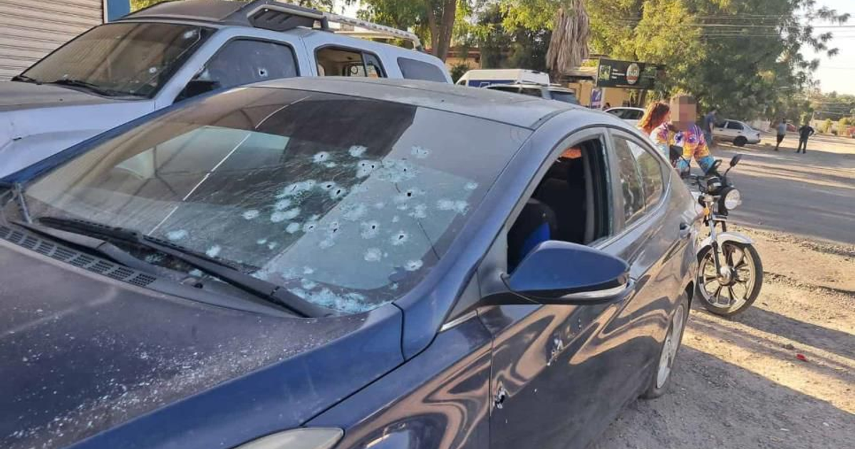 Automóvil azul con parabrisas dañado por impactos de bala en Culiacán