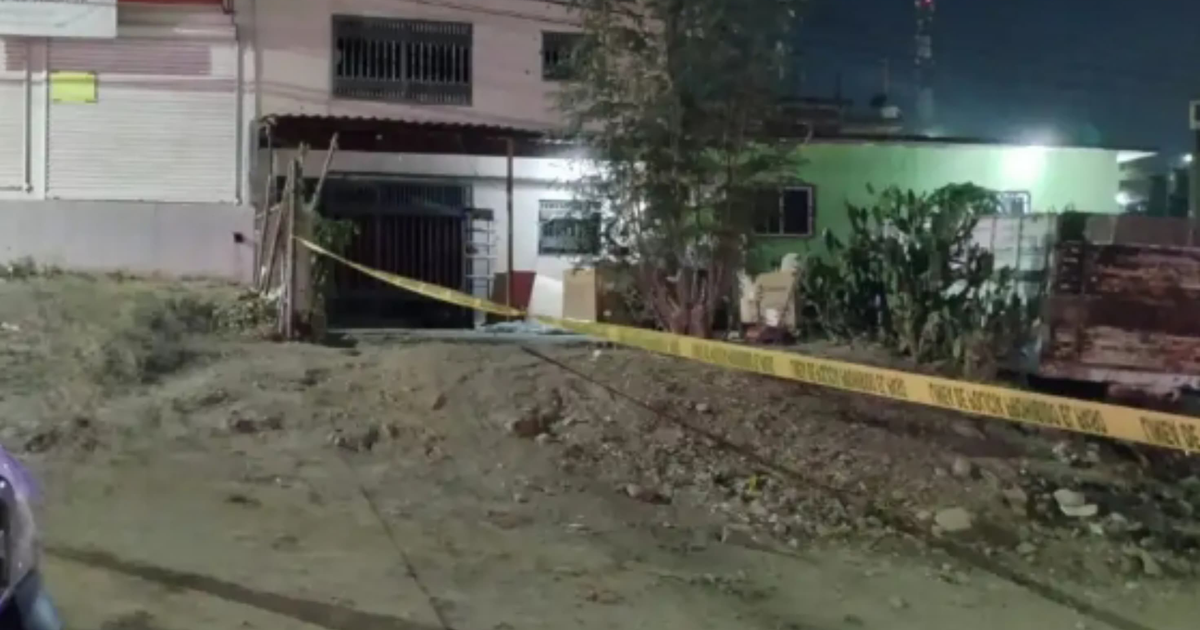 Escena nocturna con cinta de seguridad en Culiacán tras ataque armado