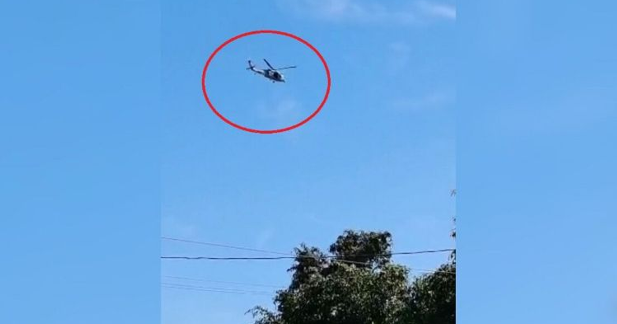 Helicóptero militar volando en cielo despejado durante operativo en Navolato