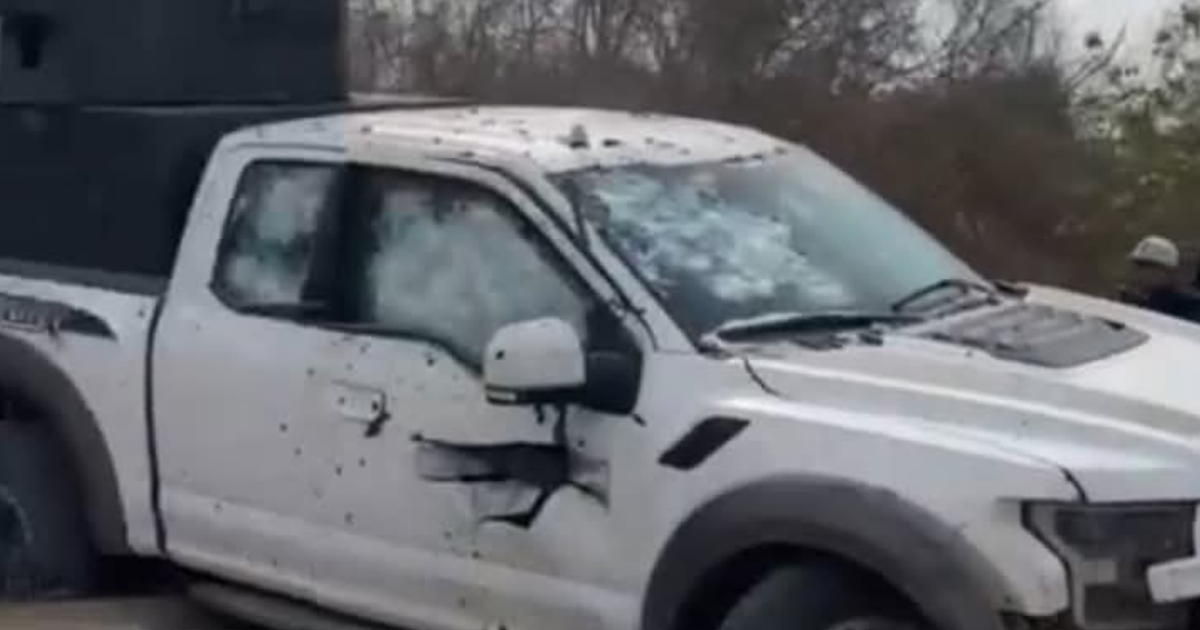 Camioneta blanca dañada en un entorno rural, posiblemente tras un enfrentamiento en Elota, Sinaloa.