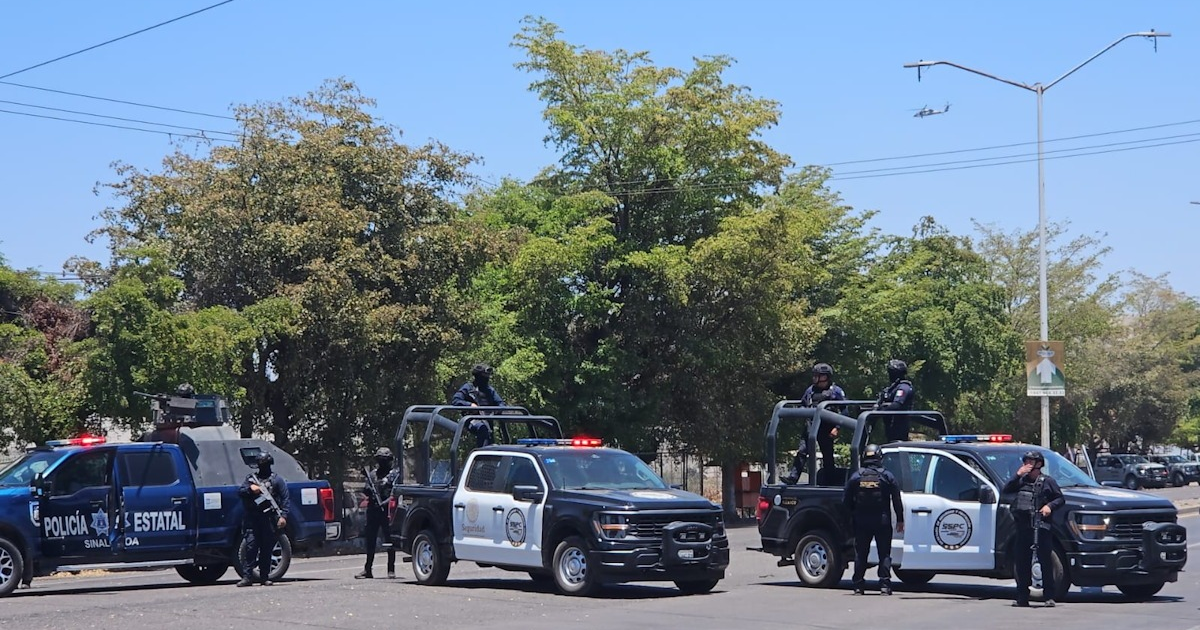 Camionetas de la policía estatal y helicóptero en operativo de seguridad en carretera a Navolato