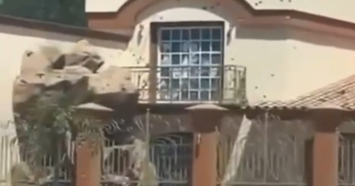 Fachada de casa con balconada y marcas de impactos en Sinaloa