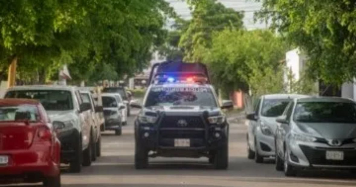 Camioneta de policía con luces encendidas en operativo tras ataque armado en Villa del Río, Culiacán.