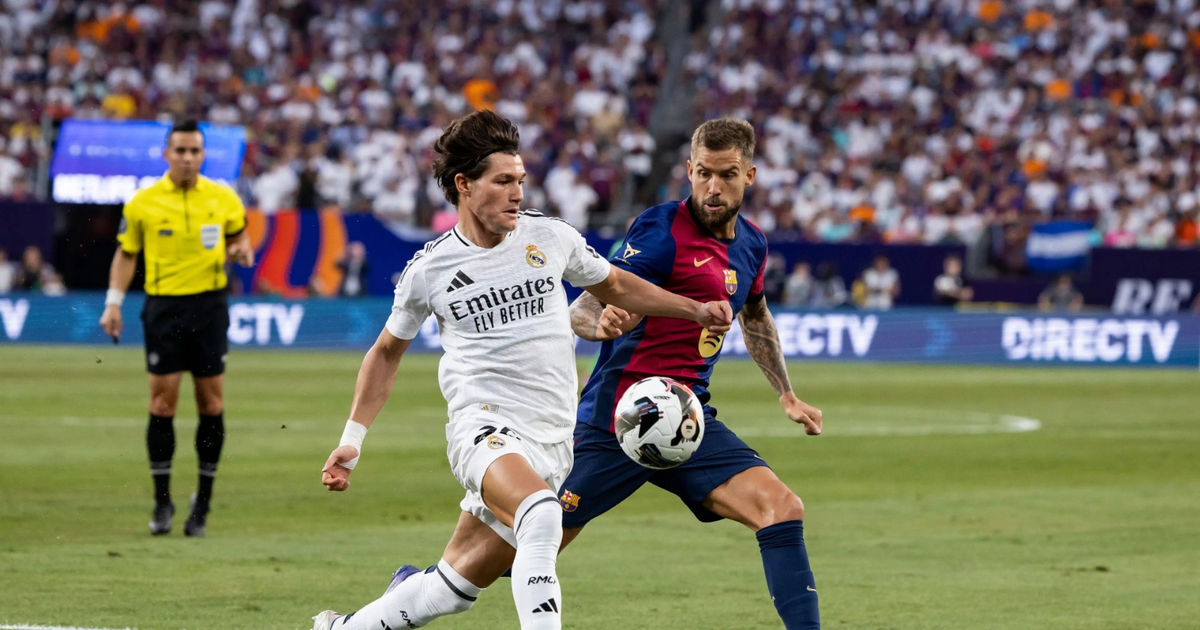 Jugadores del Real Madrid y FC Barcelona en acción durante un clásico en el Estadio Olímpico de Montjuïc.