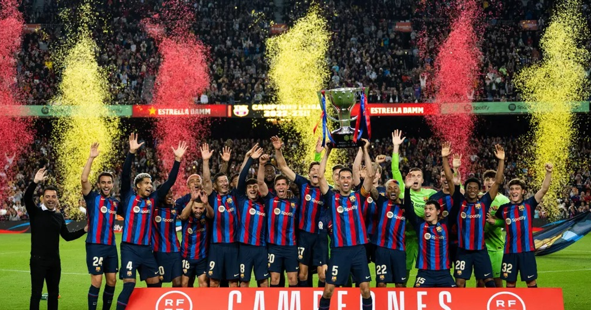 Jugadores del FC Barcelona celebran con trofeo y fuegos artificiales tras ganar LaLiga