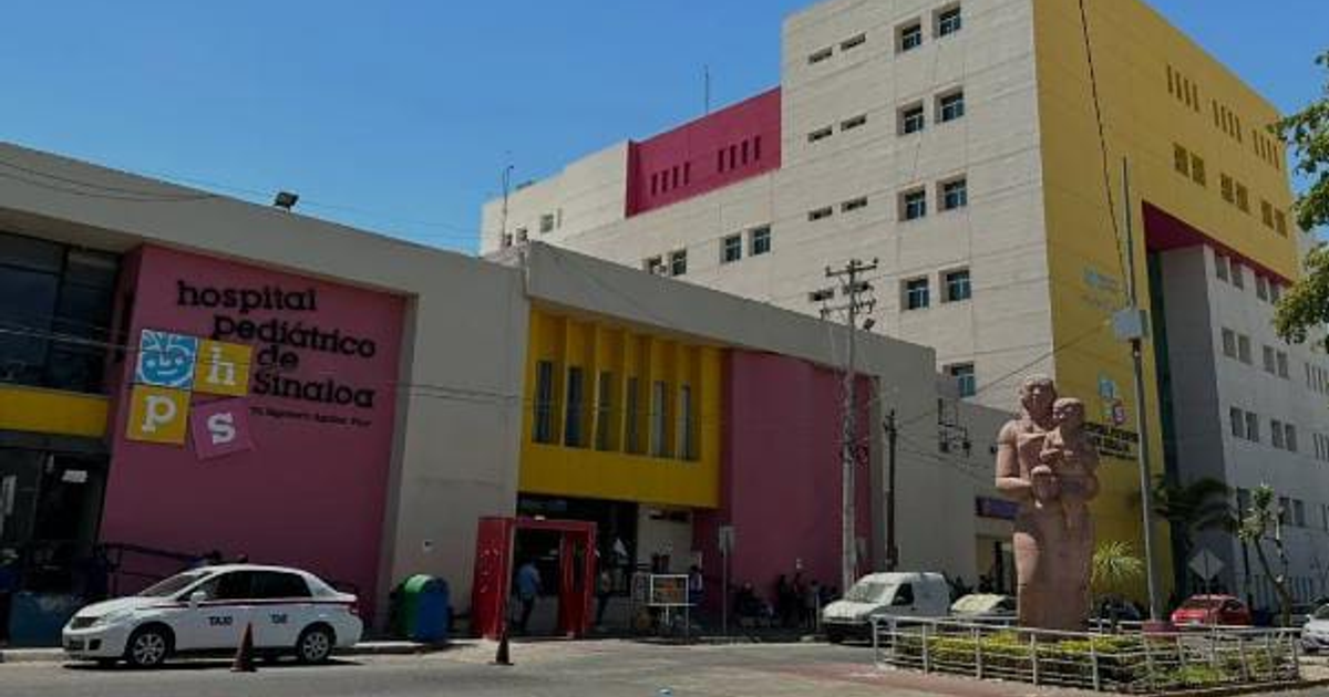 Hospital Pediátrico de Sinaloa con escultura de familia en la entrada