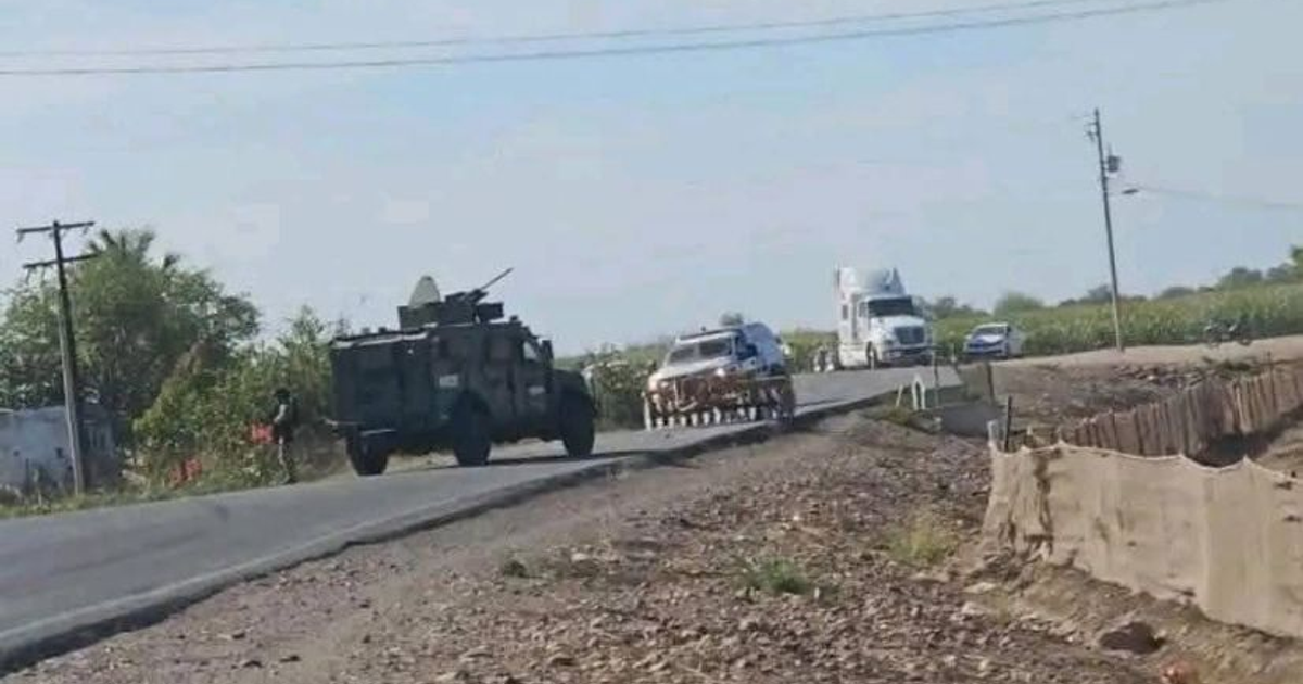 Vehículo militar, automóvil de policía y camión en carretera rural de Navolato durante operativo de seguridad.