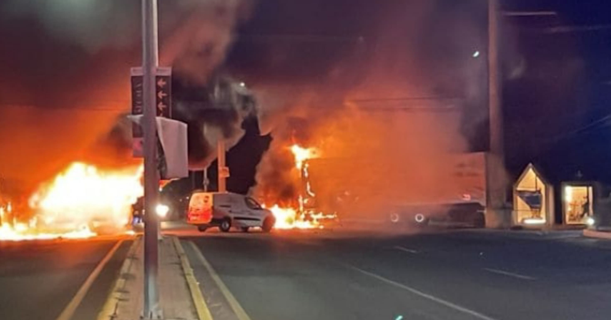 Vehículos en llamas durante un bloqueo en la carretera México 15, Culiacán