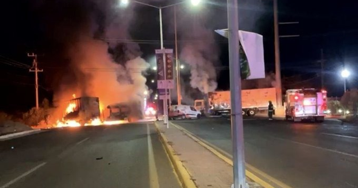 Camión en llamas en carretera de Sinaloa con vehículos de emergencia