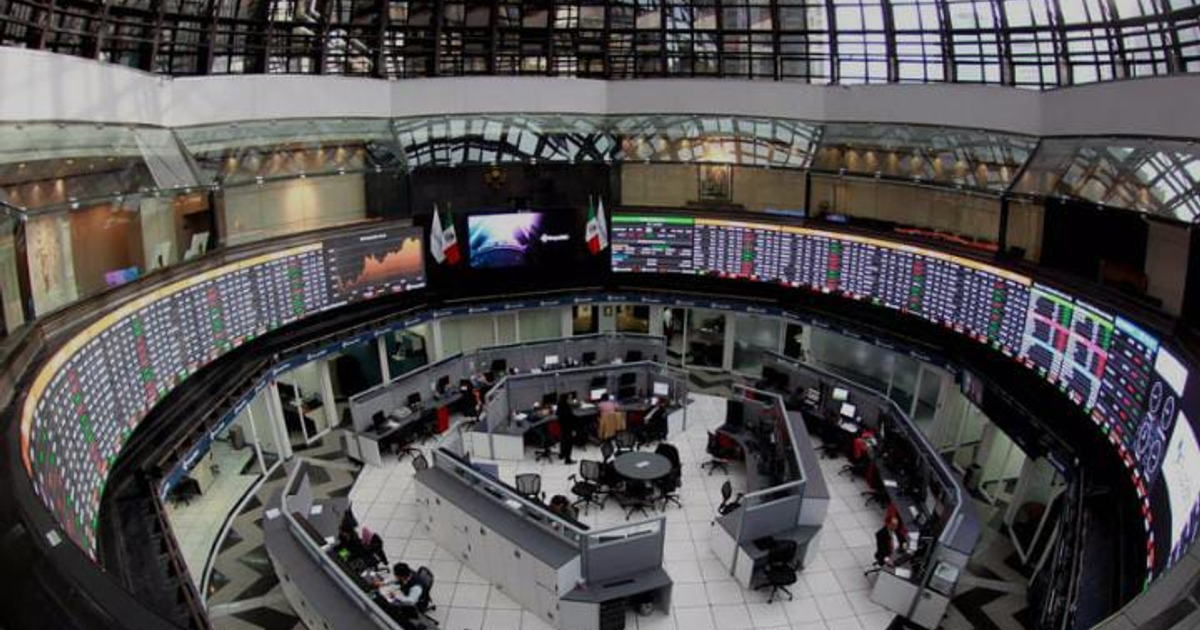 Interior de la Bolsa Mexicana de Valores con pantallas de datos de mercado y actividad de trading