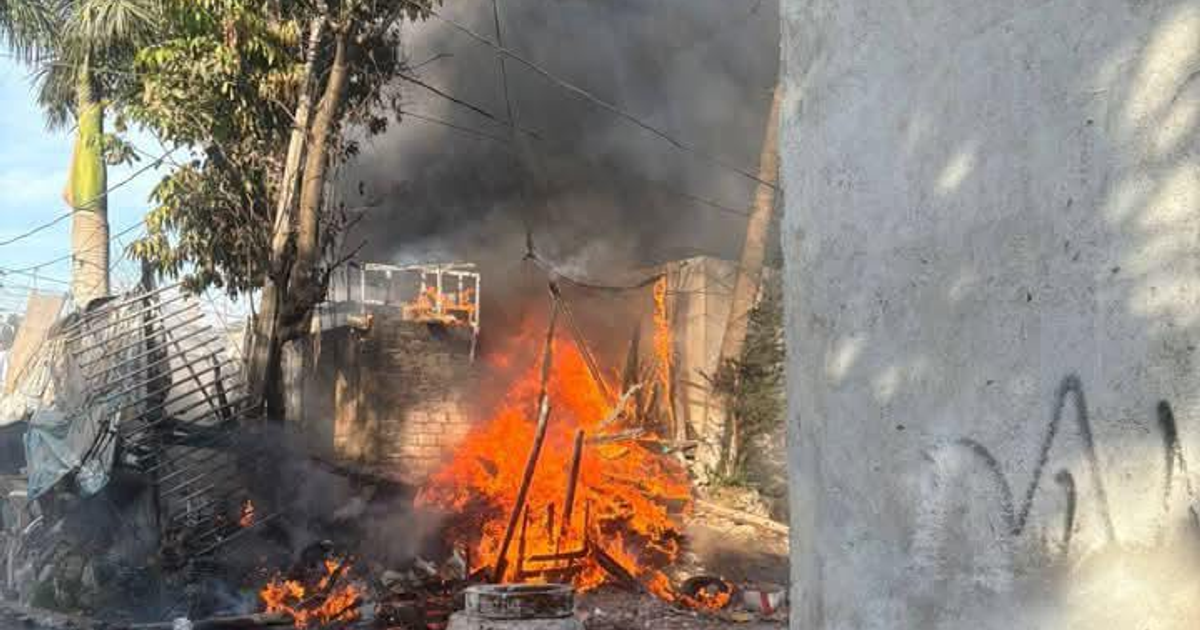 Incendio en casa improvisada con llamas y humo en área urbana