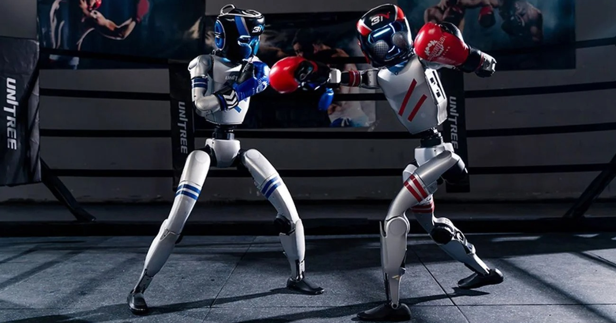 Dos robots humanoides boxeando en un ring durante el CMG World Robot Championship.