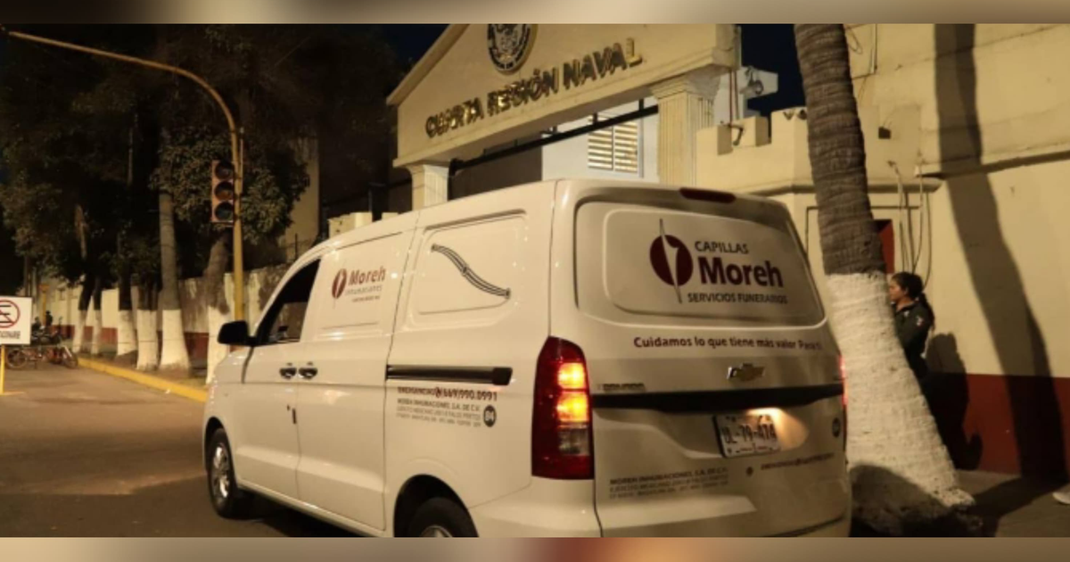 Furgoneta de Servicios Funerarios Moreh frente a cuartel naval de noche