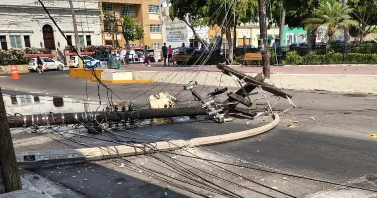 Poste de electricidad caído en Avenida Zaragoza, Mazatlán, con cables esparcidos y asfalto dañado.
