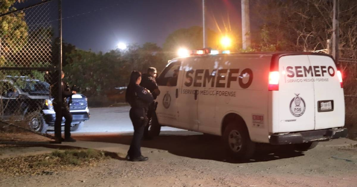 Vehículo SEMEFO y policías en escena nocturna de investigación en Mazatlán