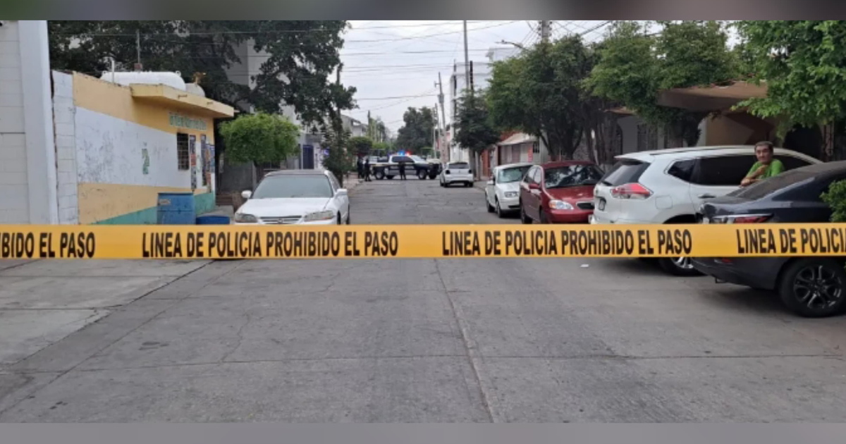 Calle bloqueada por cinta de policía en Culiacán, escena de crimen con patrullas y policías presentes.