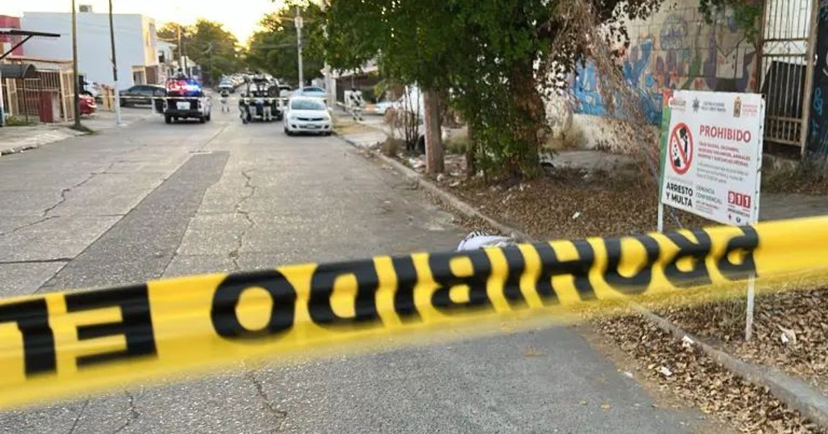 Calle acordonada en Culiacán con cinta amarilla y patrullas de policía al fondo.