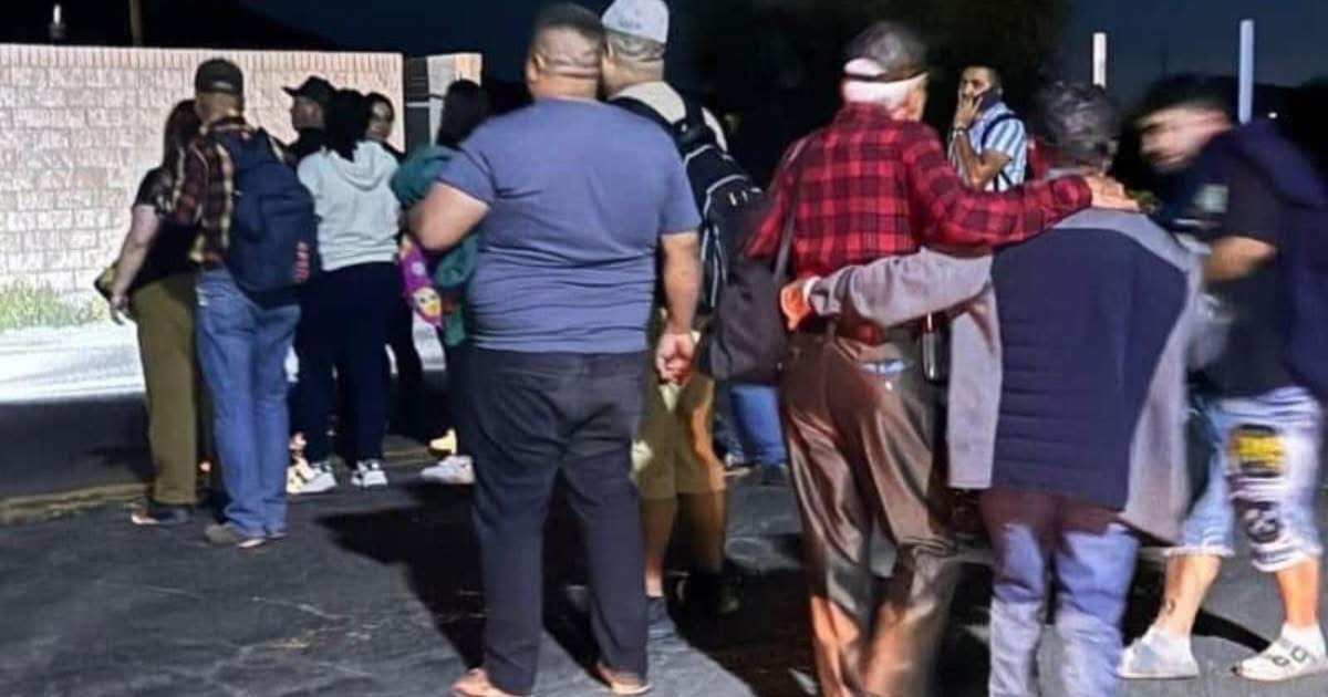 Personas reunidas en la oscuridad tras un asalto a autobús en la ruta Los Mochis–Culiacán.