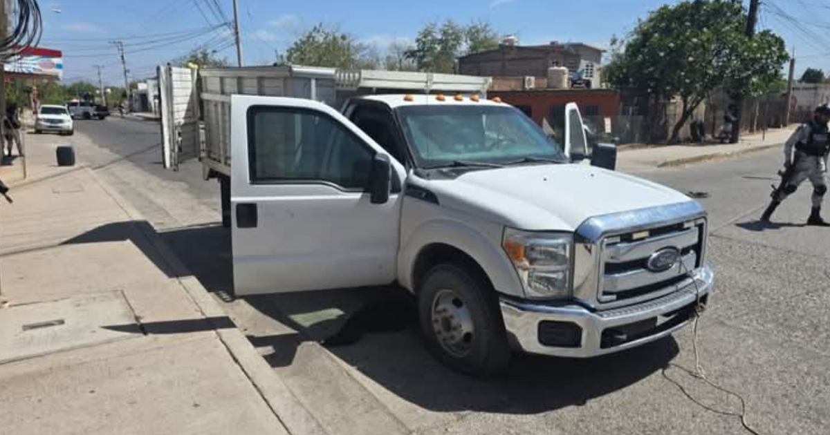 Camioneta blanca con blindaje artesanal incautada en Guamúchil, estacionada en una calle urbana.