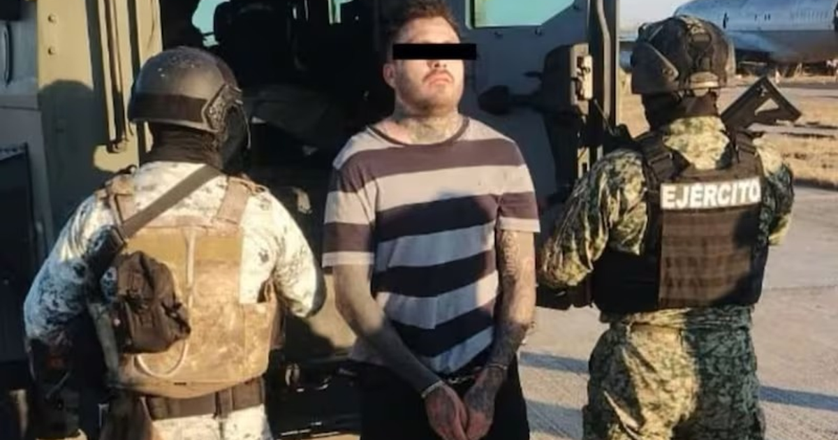 Hombre con camisón de rayas detenido por militares en Nuevo Laredo