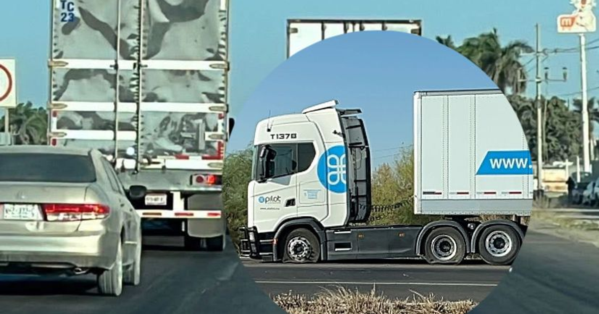 Tráfico en la carretera México 15 con camiones y sedán tras bloqueos en Guasave