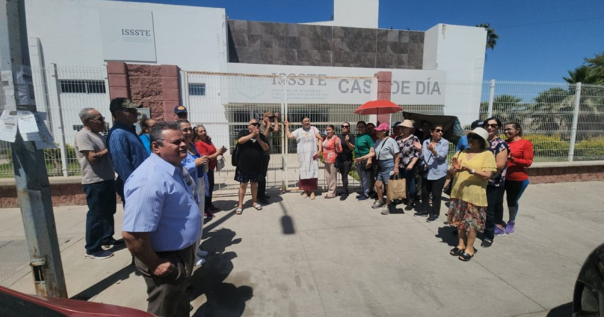 Grupo de personas frente a la Casa de Día del ISSSTE en Guasave durante la reapertura