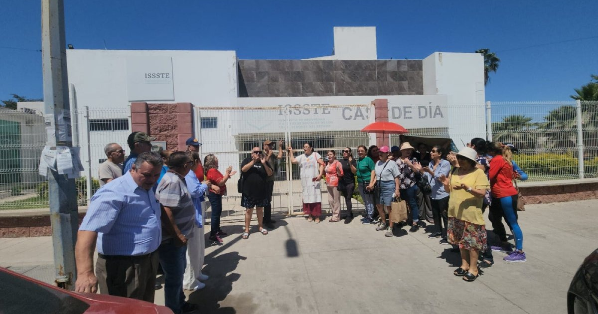 Grupo de personas protestando pacíficamente frente a la Casa de Día ISSSTE en Guasave