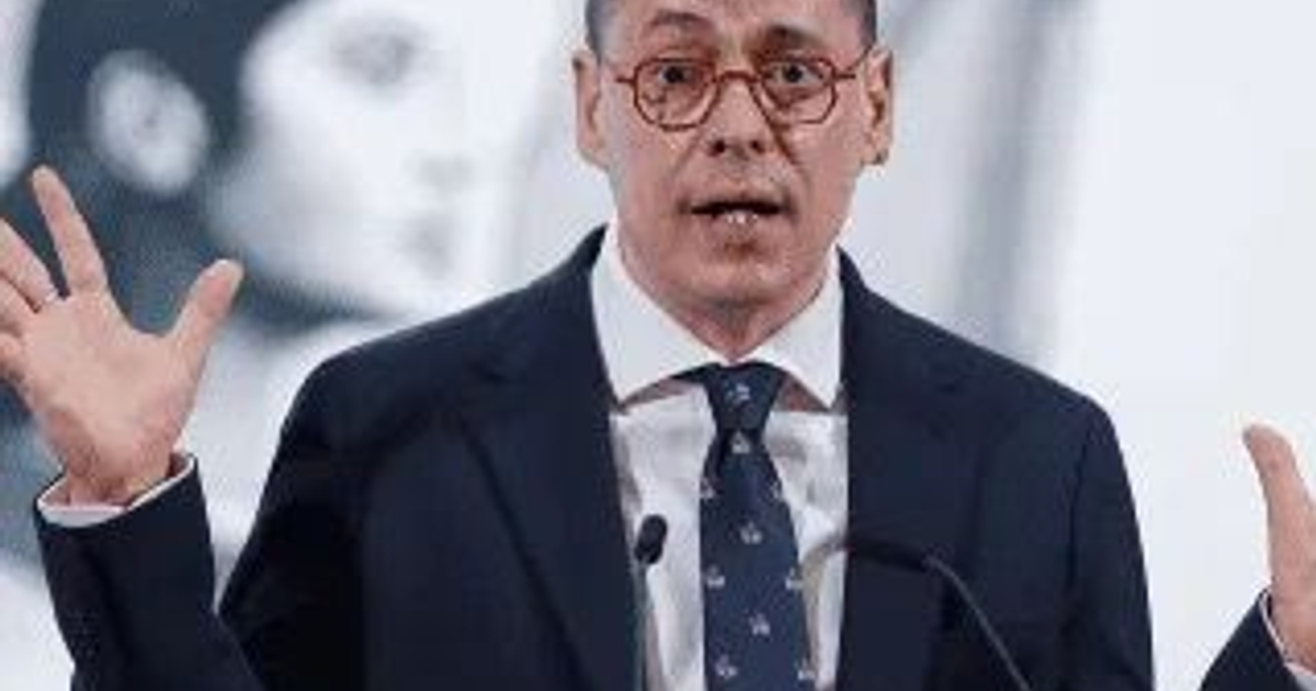 Hombre presentando sobre la supresión del artículo 109 en México