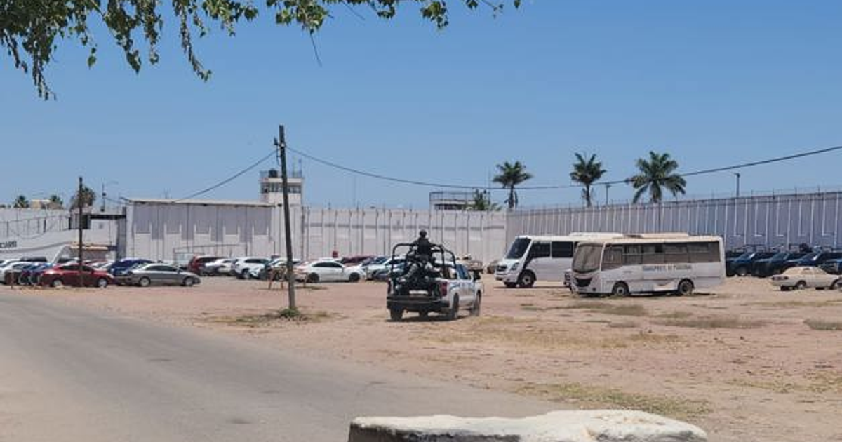 Estacionamiento del Centro Penitenciario Goros 2 con vehículos y patrullaje de seguridad