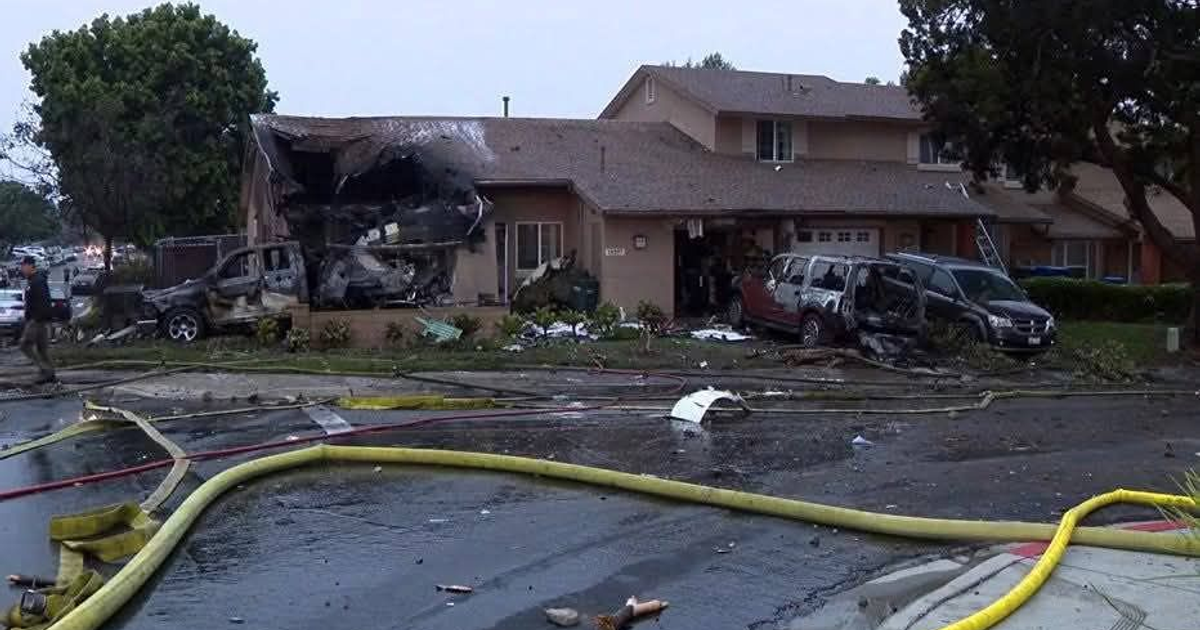 Accidente aéreo Cessna 550 en San Diego con daños a viviendas y vehículos