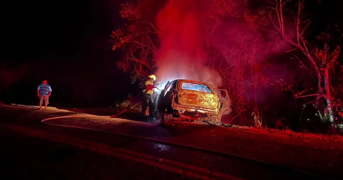 Bombero controlando incendio de vehículo tras colisión en carretera Walamo-Las Garzas