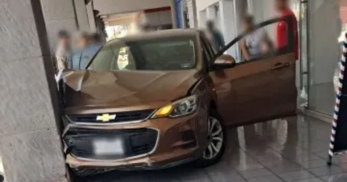 Automóvil marrón chocado contra muro en supermercado de Mazatlán
