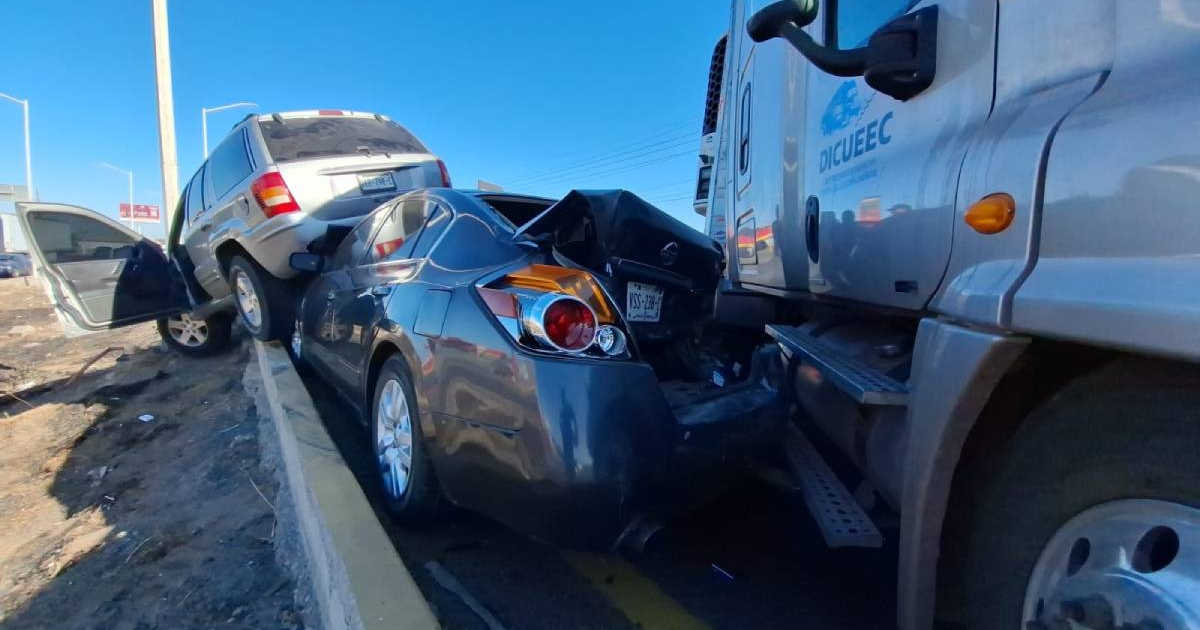 Accidente de tráfico en Culiacán con SUV gris sobre sedán negro y camión involucrado