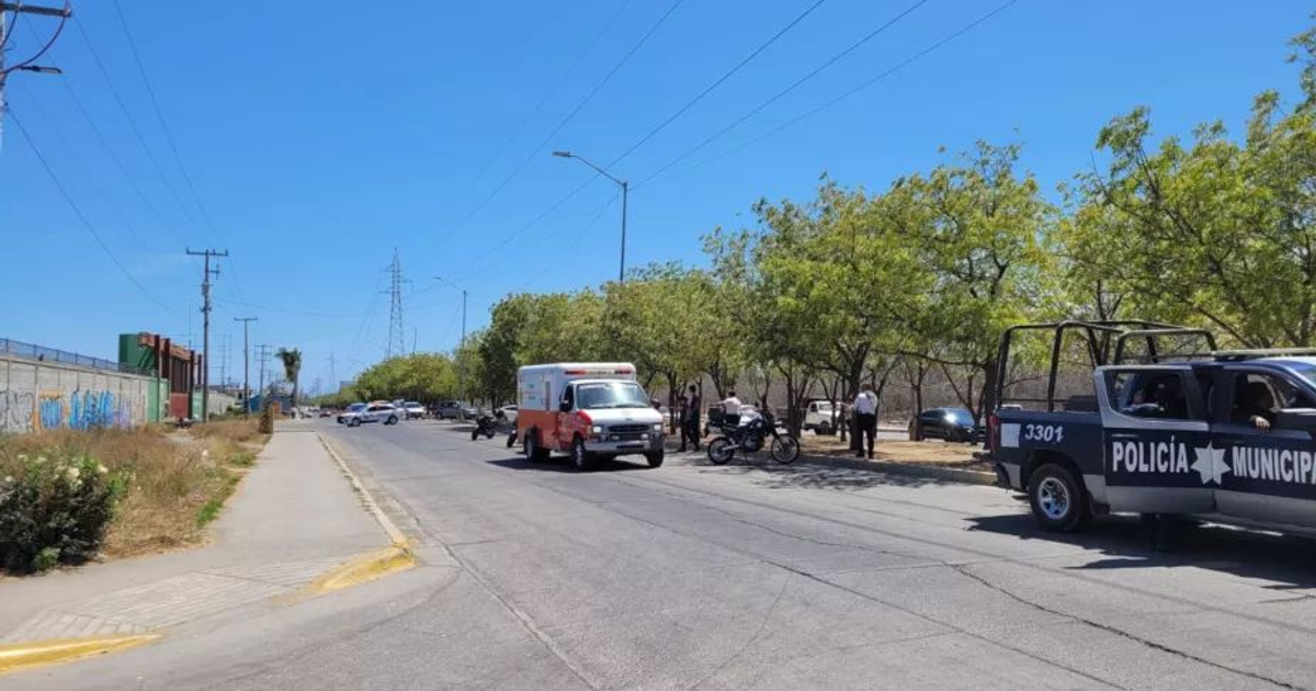Calle en Prados del Sol con vehículos de emergencia tras atropello ciclista
