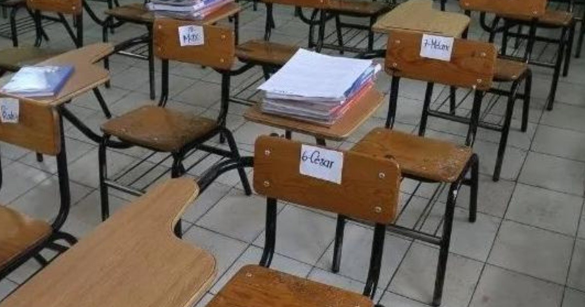 Aula de clases en Sinaloa con pupitres etiquetados y materiales escolares, reflejando el inicio del ciclo escolar 2025-2026.