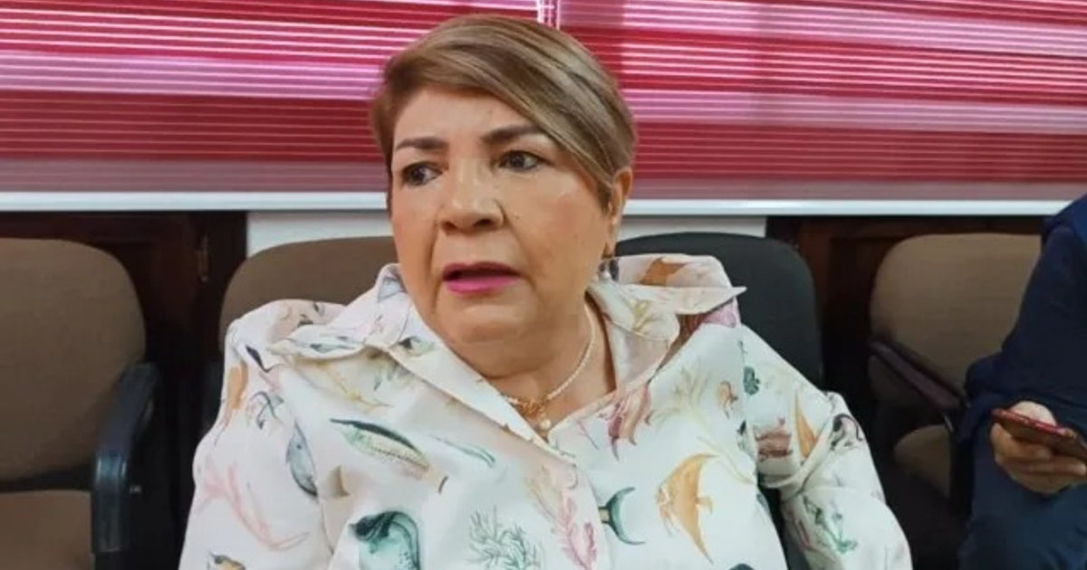 Reunión en Guasave sobre decisiones educativas y seguridad local, con personas en un entorno interior.