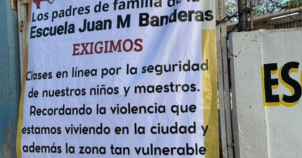 Cartel de padres de la Escuela Juan M. Banderas pidiendo clases en línea por seguridad