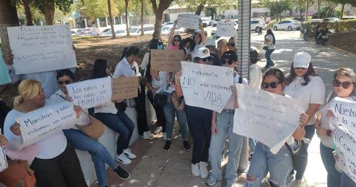 Maestras protestando en Culiacán por seguridad docente