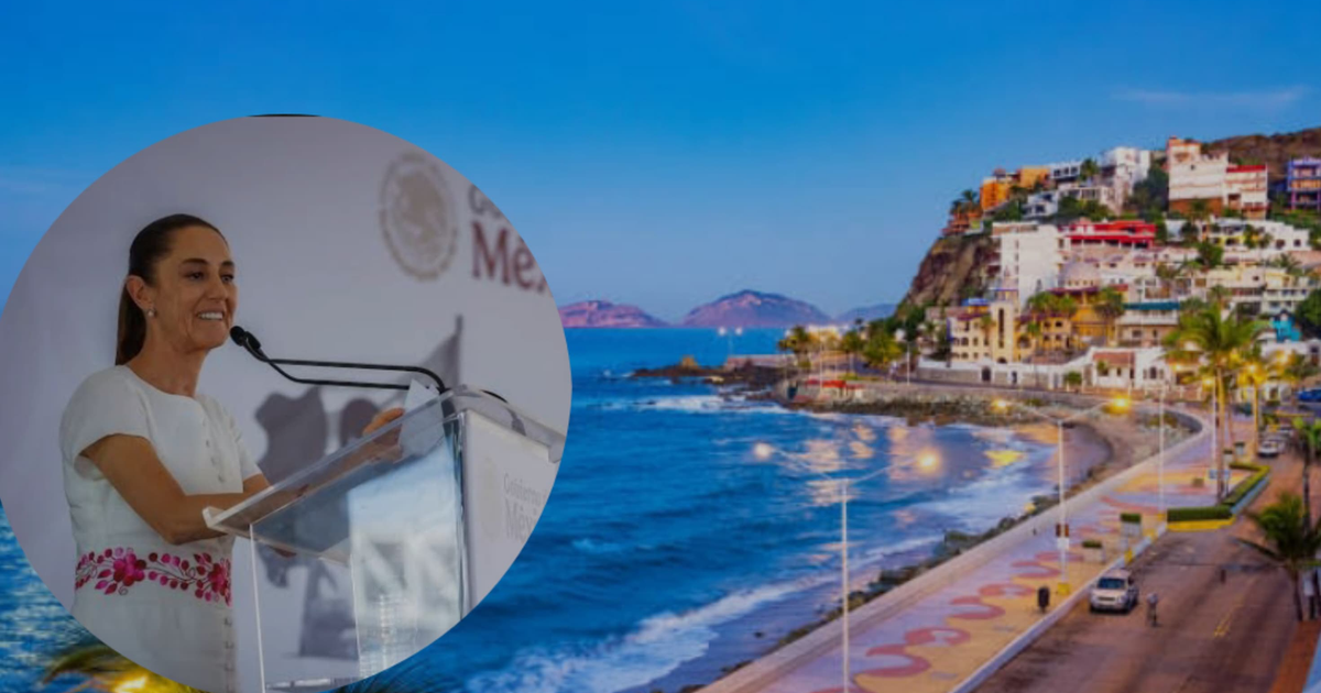 Persona en podio durante visita presidencial en Mazatlán con paisaje costero de fondo