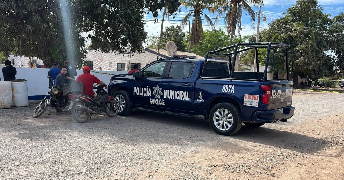 Camioneta de la policía municipal de Guasave en operativo de clausura de centro de rehabilitación