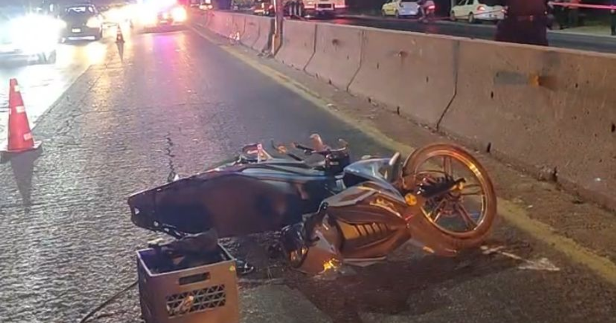 Motocicleta caída en carretera tras accidente nocturno en Mazatlán