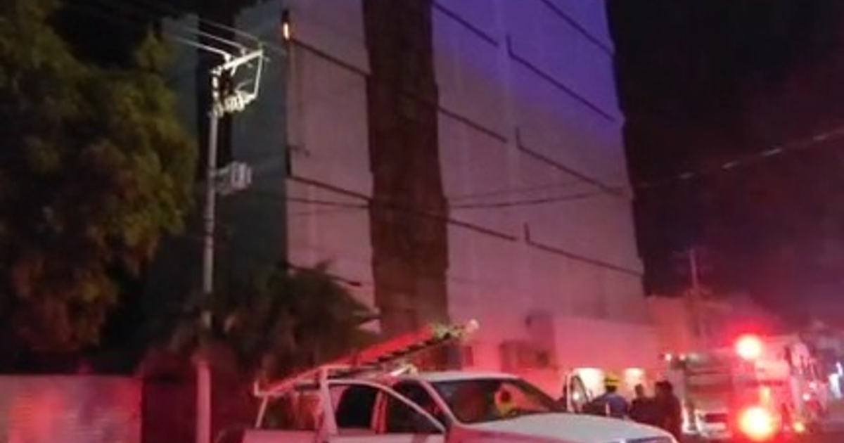 Edificio de Telmex en Los Mochis con luces de emergencia durante un conato de incendio nocturno.