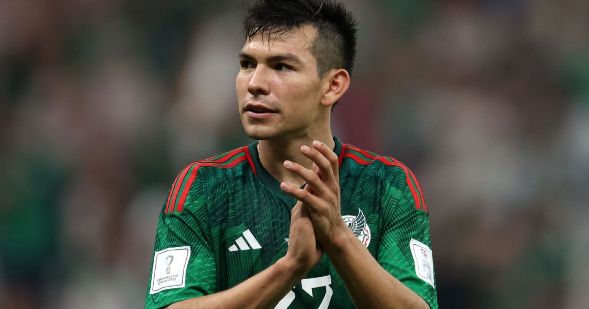 Jugador de fútbol con camiseta verde y detalles rojos en un partido, relacionado con la convocatoria de la Selección Mexicana para amistosos.