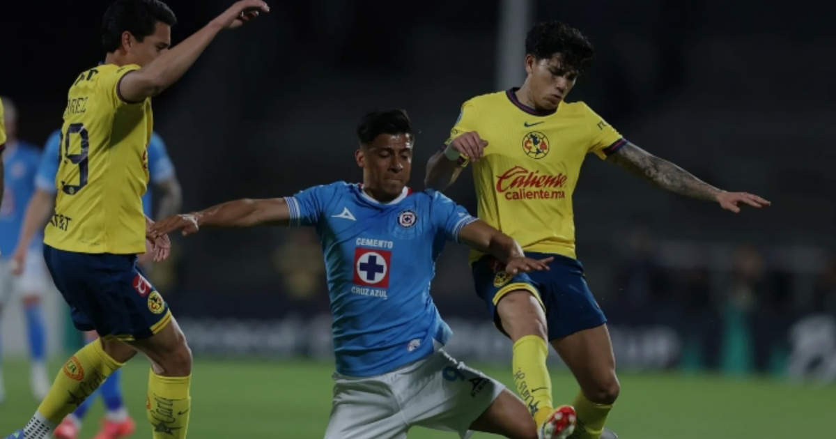 Jugadores de Cruz Azul y América disputan el balón en el partido de ida de las semifinales Clausura 2025 en el Estadio Olímpico Universitario.